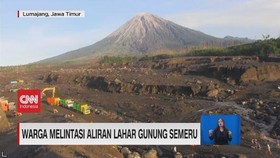VIDEO: Warga Melintasi Aliran Lahar Gunung Semeru
