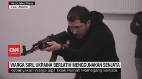 VIDEO: Warga Sipil Ukraina Berlatih Menggunakan Senjata
