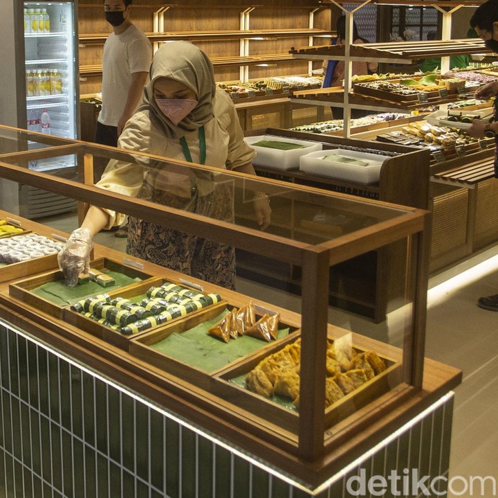 <p>Ketika berkunjung ke Sarinah, jangan lupa untuk mengisi perut dengan mencicipi aneka kue tradisional yang dijual di sana ya. (Foto: Rifkianto Nugroho/detikcom)</p>