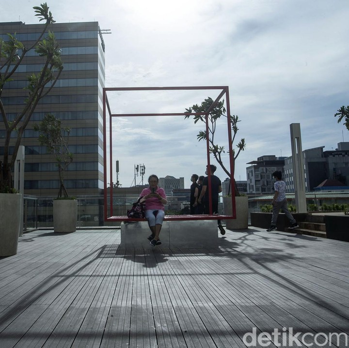 <p>Enggak kalah seru, Bunda juga bisa mengajak keluarga untuk naik ke bagian rooftop. Di tempat ini, Bunda bisa menyaksikan pemandangan kota dari lantai paling atas. (Foto: Rifkianto Nugroho/detikcom)</p>