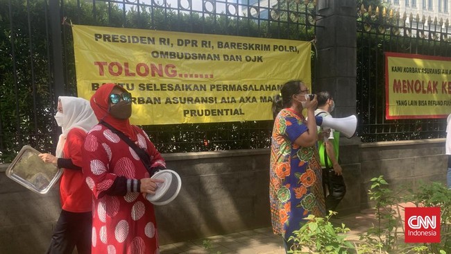 Sejumlah korban asuransi menggelar aksi damai di depan kantor OJK pada Selasa (22/3). Mereka menagih janji OJK untuk membantu korban asuransi.