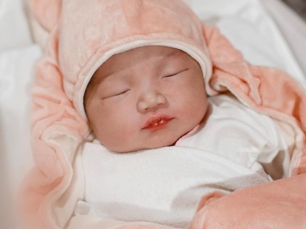 7 Potret Anak Perempuan Siti Badriah yang Baru Lahir, Arti Namanya Indah Bun