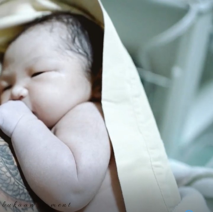<p>Baby Xarena lahir dengan berat 3,8 kg dan panjang 49 cm. Siti Badriah melahirkan baby Xarena dengan prosedur operasi caesar. (Foto: Instagram @sitibadriahh)</p>