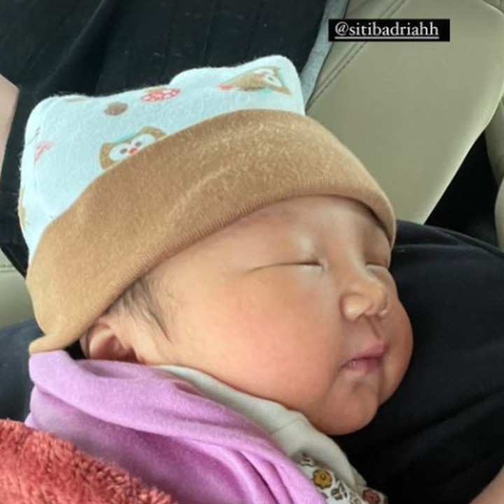<p>Seperti pasangan seleb lain, Siti Badriah dan Krisjiana Baharudin membuat akun Instagram untuk putri mereka, Bunda. Wah, jadi enggak sabar melihat perkembangan baby Xarena. (Foto: Instagram @sitibadriahh)</p>