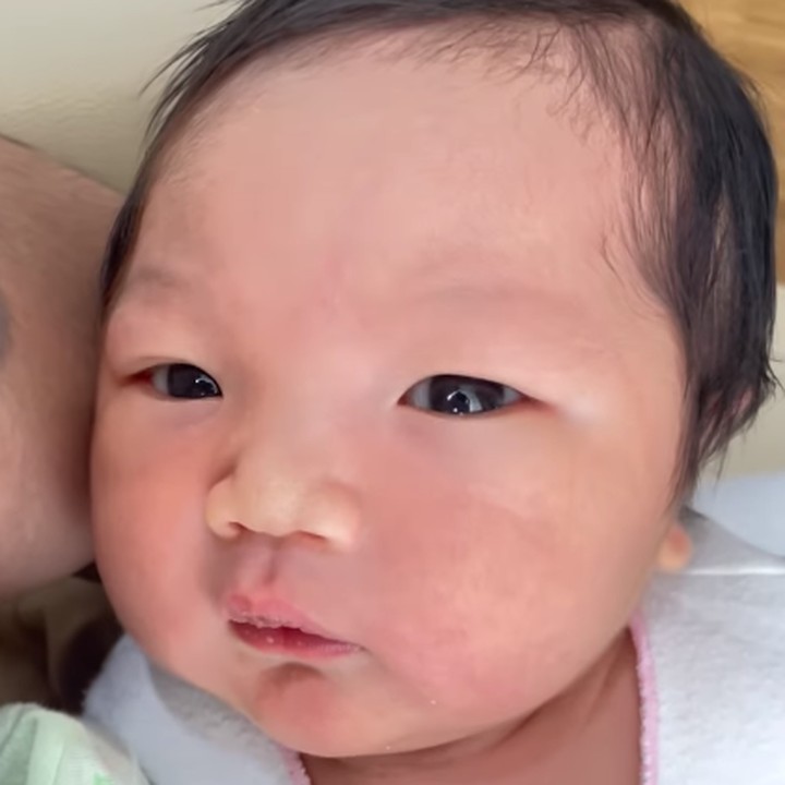 <p>Baby Xarena sudah bisa membuka matanya dengan jelas nih. Kira-kira mirip Ayah atau Bundanya ya? (Foto: Instagram @sitibadriahh)</p>