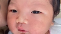 <p>Baby Xarena sudah bisa membuka matanya dengan jelas nih. Kira-kira mirip Ayah atau Bundanya ya? (Foto: Instagram @sitibadriahh)</p>