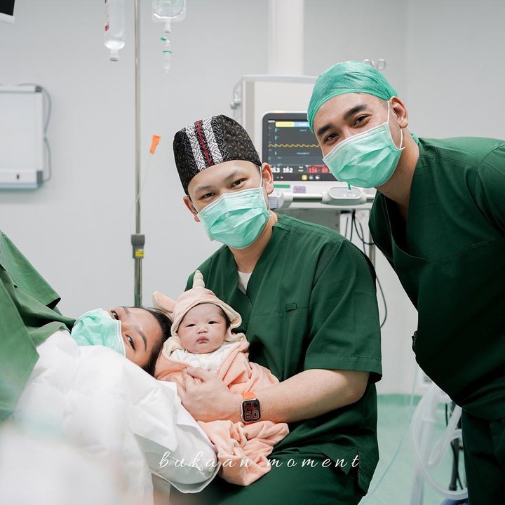 <p>Siti Badriah baru saja melahirkan anak pertamanya pada Jumat, 18 Maret 2022. Bayi berjenis kelamin perempuan ini lahir di RSIA Bina Medika Bintaro, Bunda. (Foto: Instagram @thomaschayadi)</p>