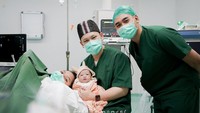 <p>Siti Badriah baru saja melahirkan anak pertamanya pada Jumat, 18 Maret 2022. Bayi berjenis kelamin perempuan ini lahir di RSIA Bina Medika Bintaro, Bunda. (Foto: Instagram @thomaschayadi)</p>
