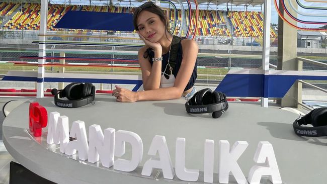 Angie Ang membeberkan alasan ia bisa menerima gantungan dari Marc Marquez kala di Mandalika.