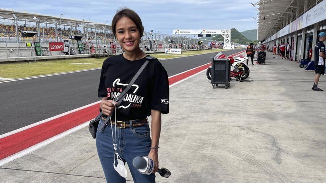 Angie Ang menjadi sorotan publik setelah muncul isu pembalap MotoGP Marc Marquez memberikan kunci kamar kepadanya.