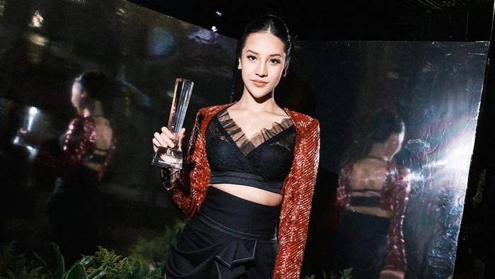 Gaya Stylish dan Glamor Anya Geraldine dan Shenina Cinnamon Memakai Sepatu Stuart Weitzman