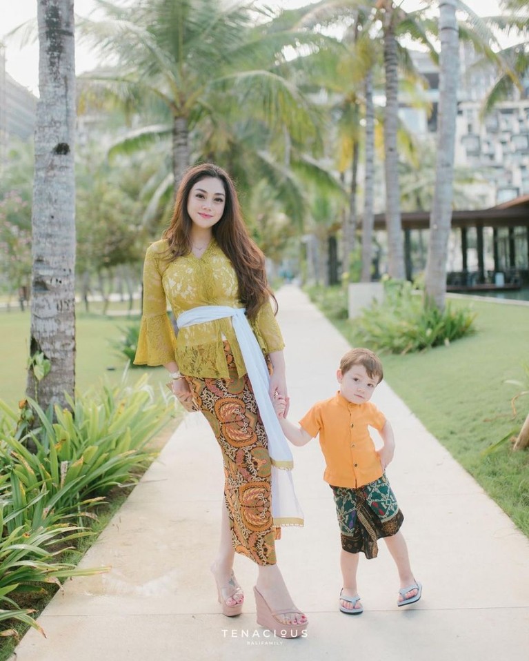 Artis Berdarah Bule Pakai Kebaya
