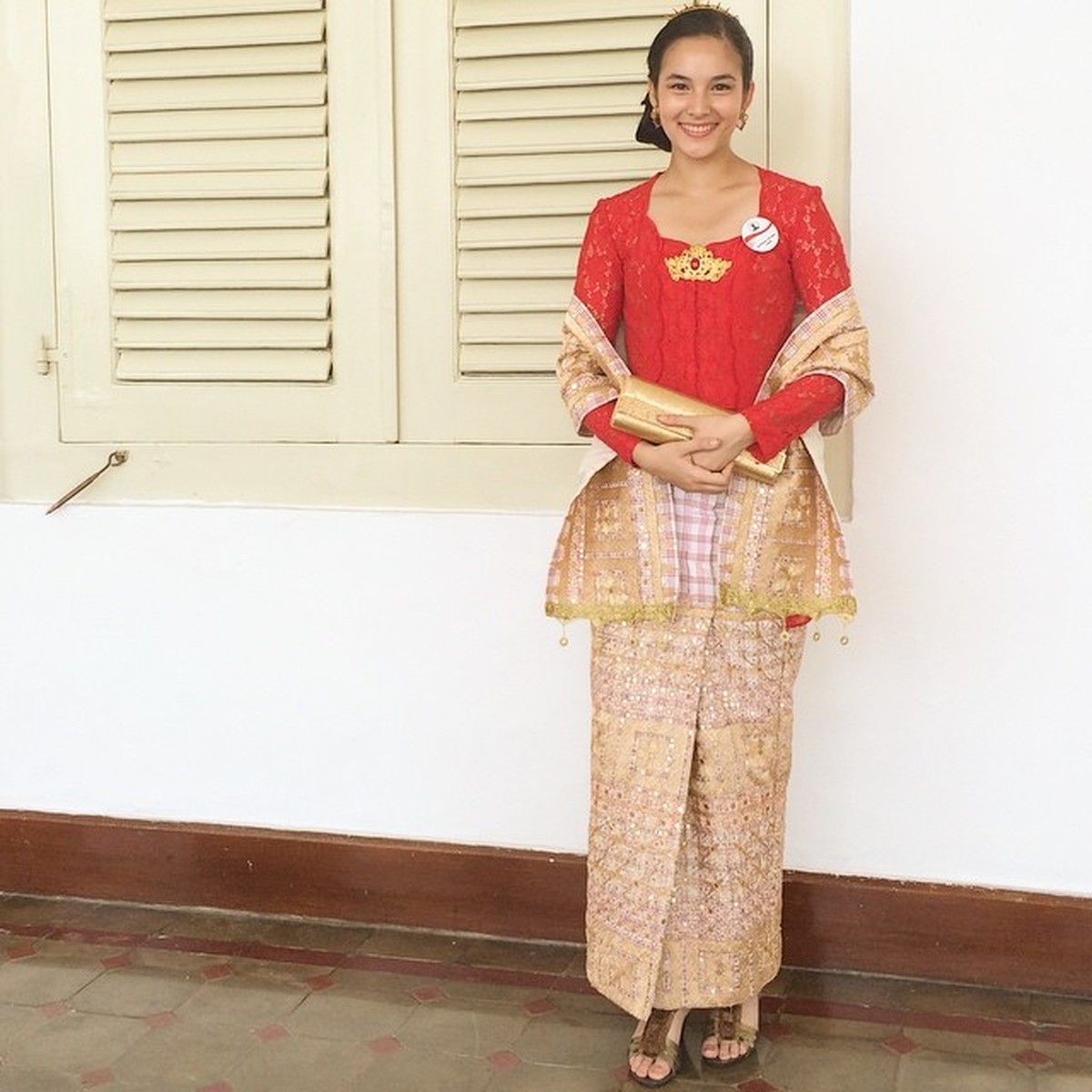 Artis Berdarah Bule Pakai Kebaya
