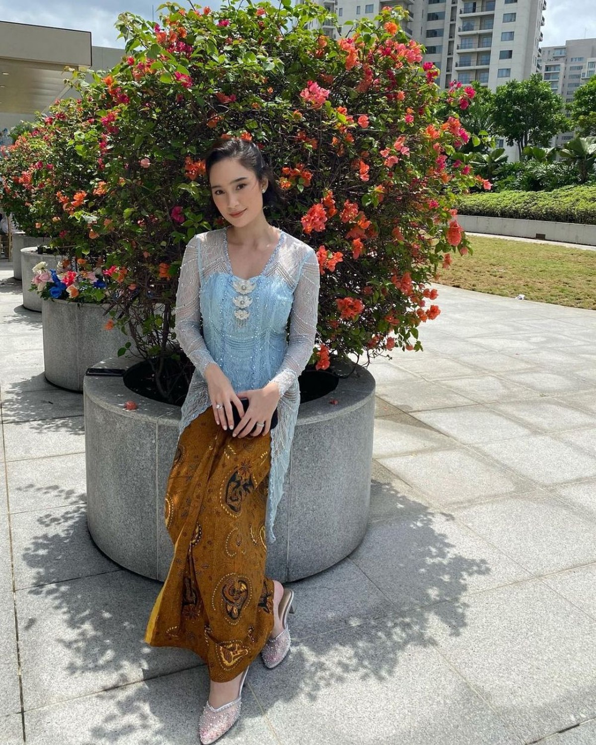 Artis Berdarah Bule Pakai Kebaya