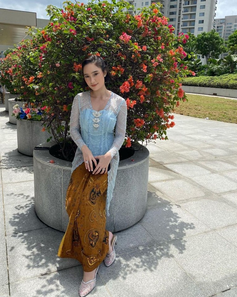 Artis Berdarah Bule Pakai Kebaya Artis Berdarah Bule Pakai Kebaya
