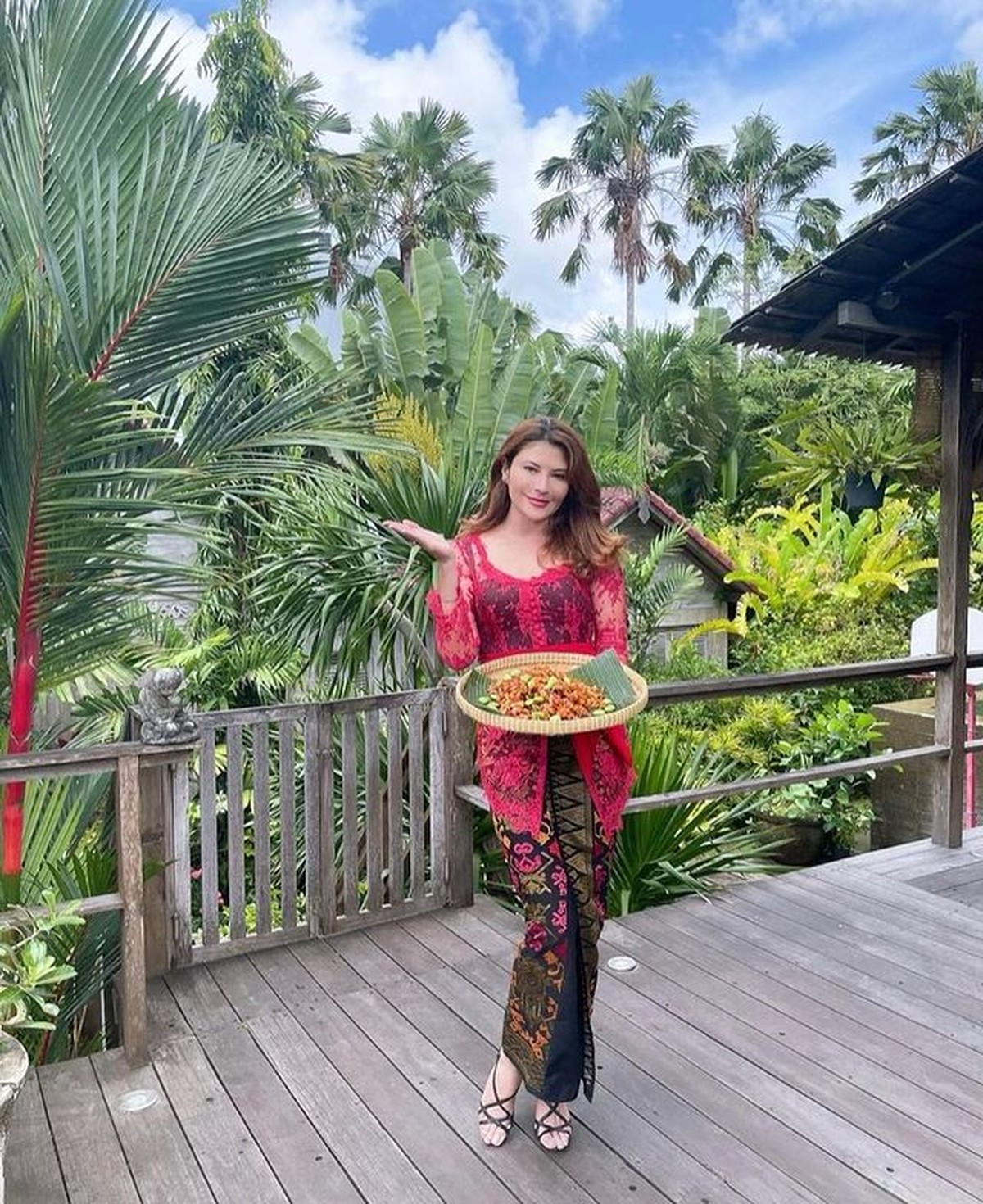 Artis Berdarah Bule Pakai Kebaya