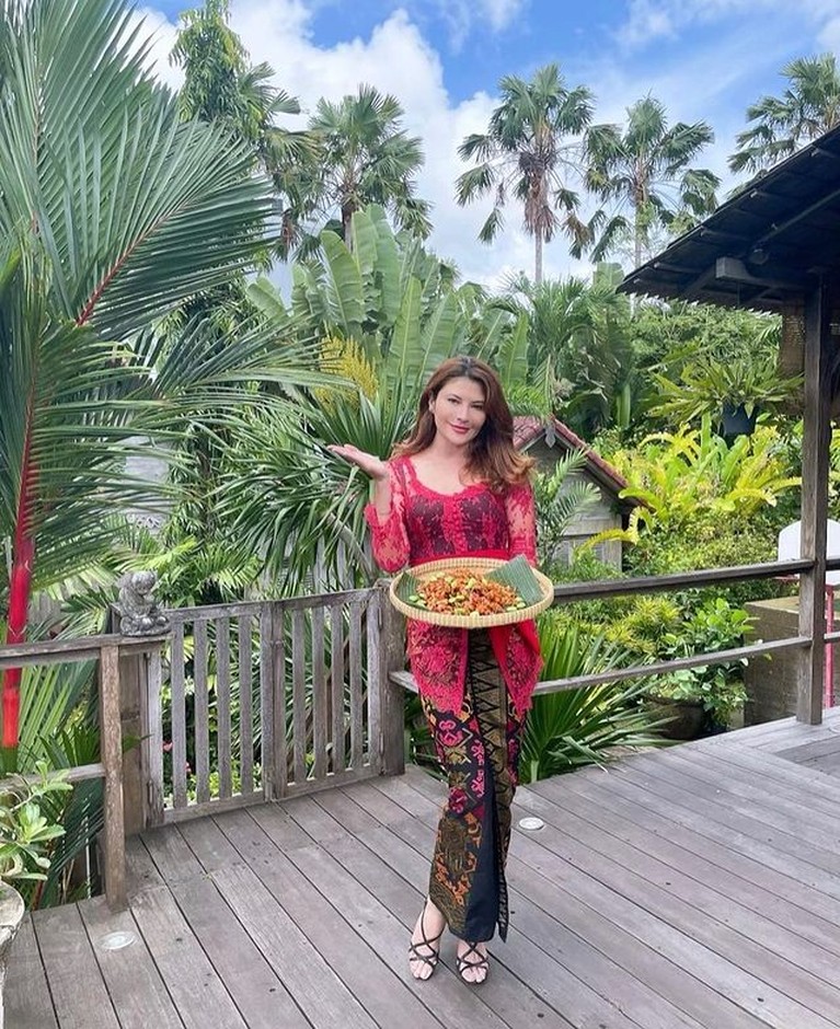 Artis Berdarah Bule Pakai Kebaya Artis Berdarah Bule Pakai Kebaya