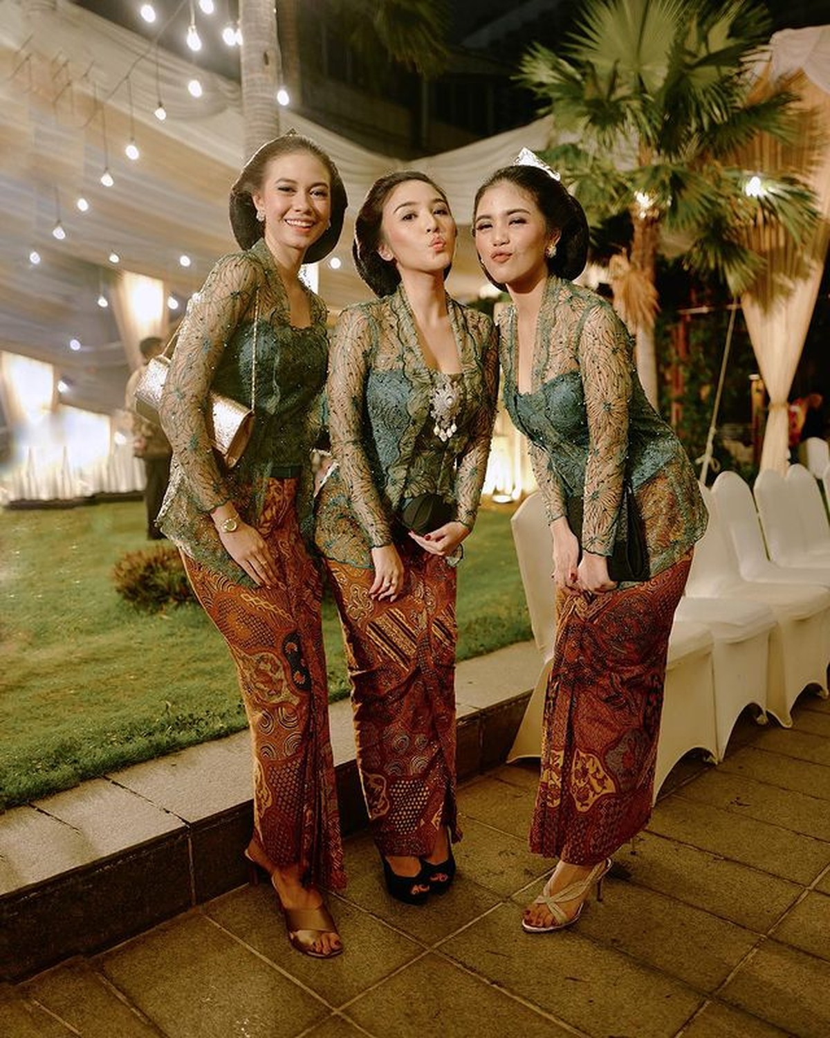 Artis Berdarah Bule Pakai Kebaya