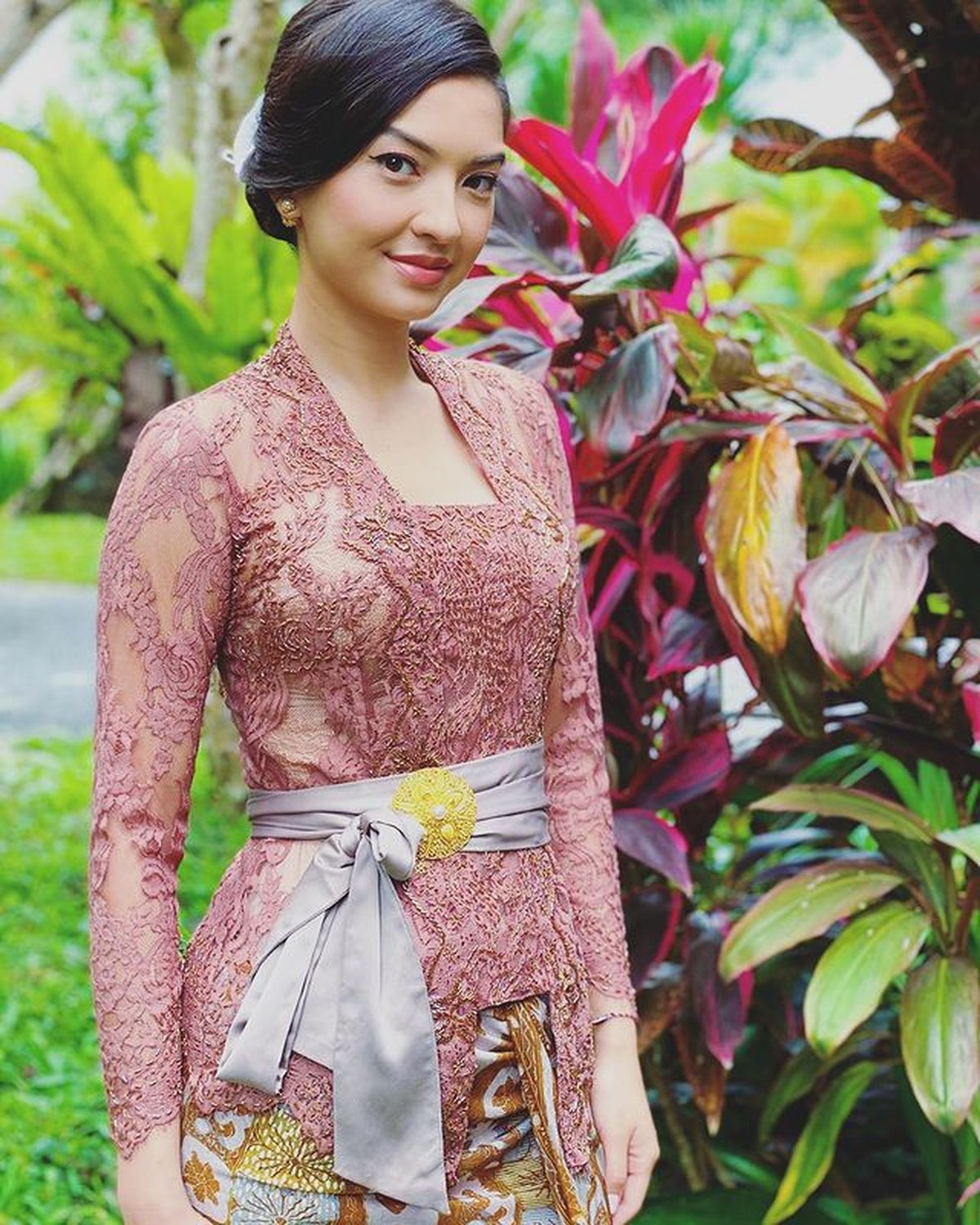 Artis Berdarah Bule Pakai Kebaya