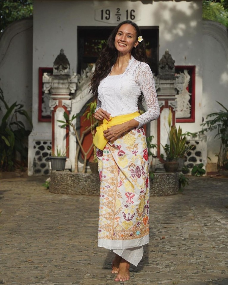 Artis Berdarah Bule Pakai Kebaya