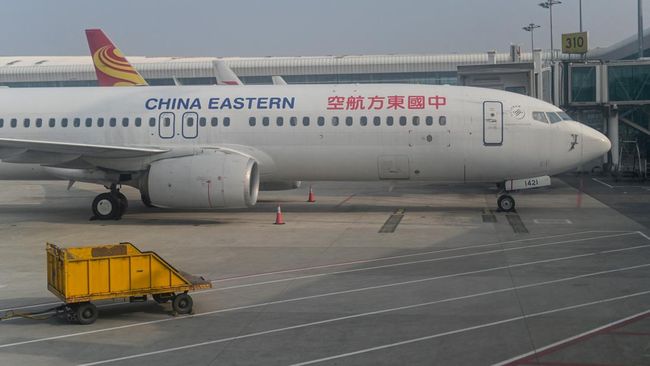 Peristiwa itu terjadi dalam penerbangan domestik di China. Akibatnya, penumpang tersebut kemudian harus dikawal keluar pesawat dan diperiksa oleh polisi.