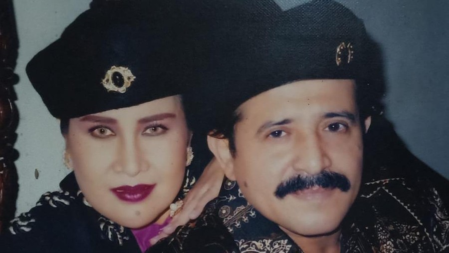 Elvy Sukaesih dan suami