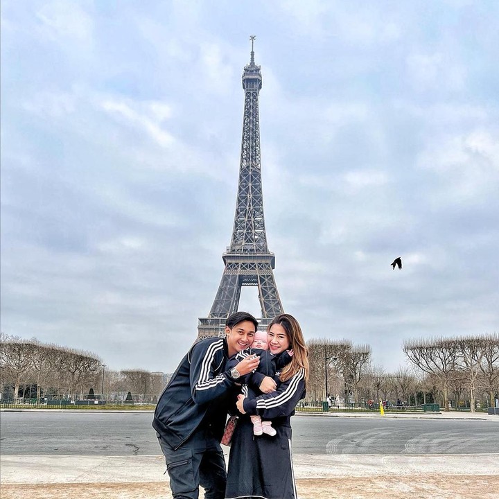 <p>Sebenarnya, Felicya dan Caesar Hito sering lho mengunggah foto bersama buah hatinya di media sosial. Pasangan muda ini juga menyempatkan diri berpose di depan menara Eiffel saat berkunjung ke Paris. (Foto: Instagram @felicyangelista)</p>