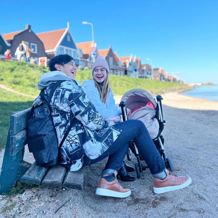 <p>Selama Europe trip, Felicya dan suaminya memang lebih sering membawa Bible di stroler. Selain karena cuaca dingin, pasangan ini ingin anaknya bisa tidur dengan nyaman selama diajak jalan-jalan. (Foto: Instagram @felicyangelista)</p>