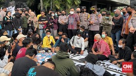 Sambil Lesehan, Ganjar Temui Pedemo Tolak Tambang Wadas