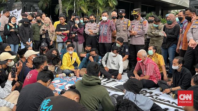 Warga Wadas diadang kawat berduri saat melakukan aksi pada Hari Lingkungan Hidup di Kantor Gubernur Jawa Tengah Ganjar Pranowo.