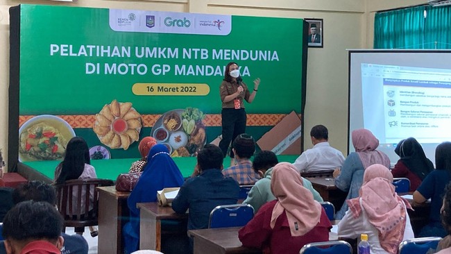 Grab bersama Kemenkop UKM dan Kemenparekraf memberikan pendampingan dan pelatihan kepada 45 UMKM lokal untuk unjuk gigi selama gelaran MotoGP Mandalika.