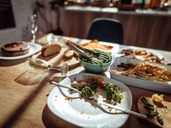 Bolehkah Mengambil dan Memakan Makanan Sisa yang Sudah Ditinggalkan Pemiliknya?