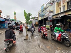 Warga Makin Geram, Lubang di Jalan Antang Makassar Ditanami Pohon Pisang