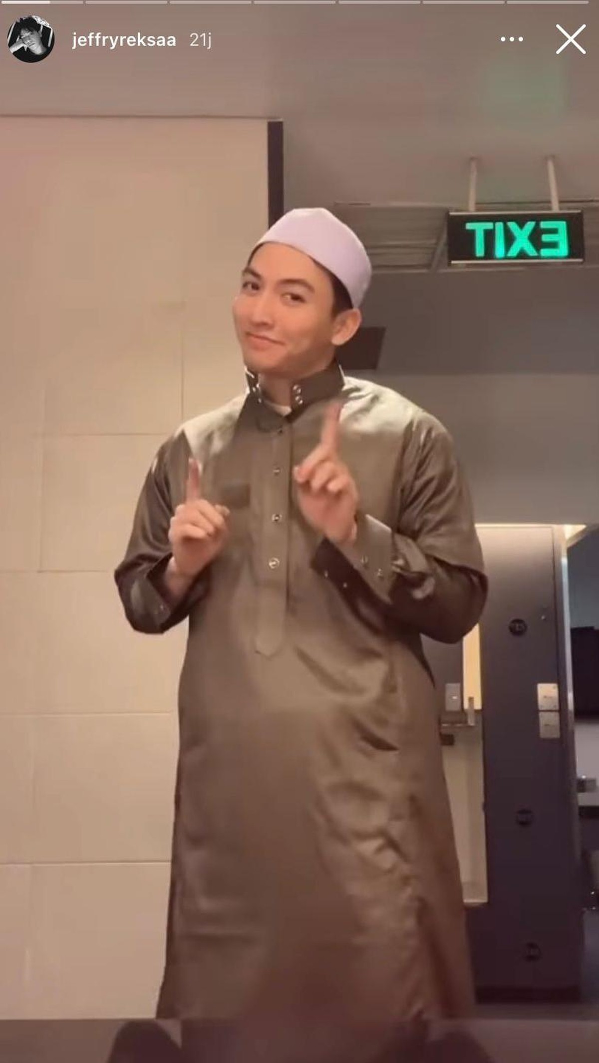 Potret Jeffry Reksa pakai peci disebut mualaf