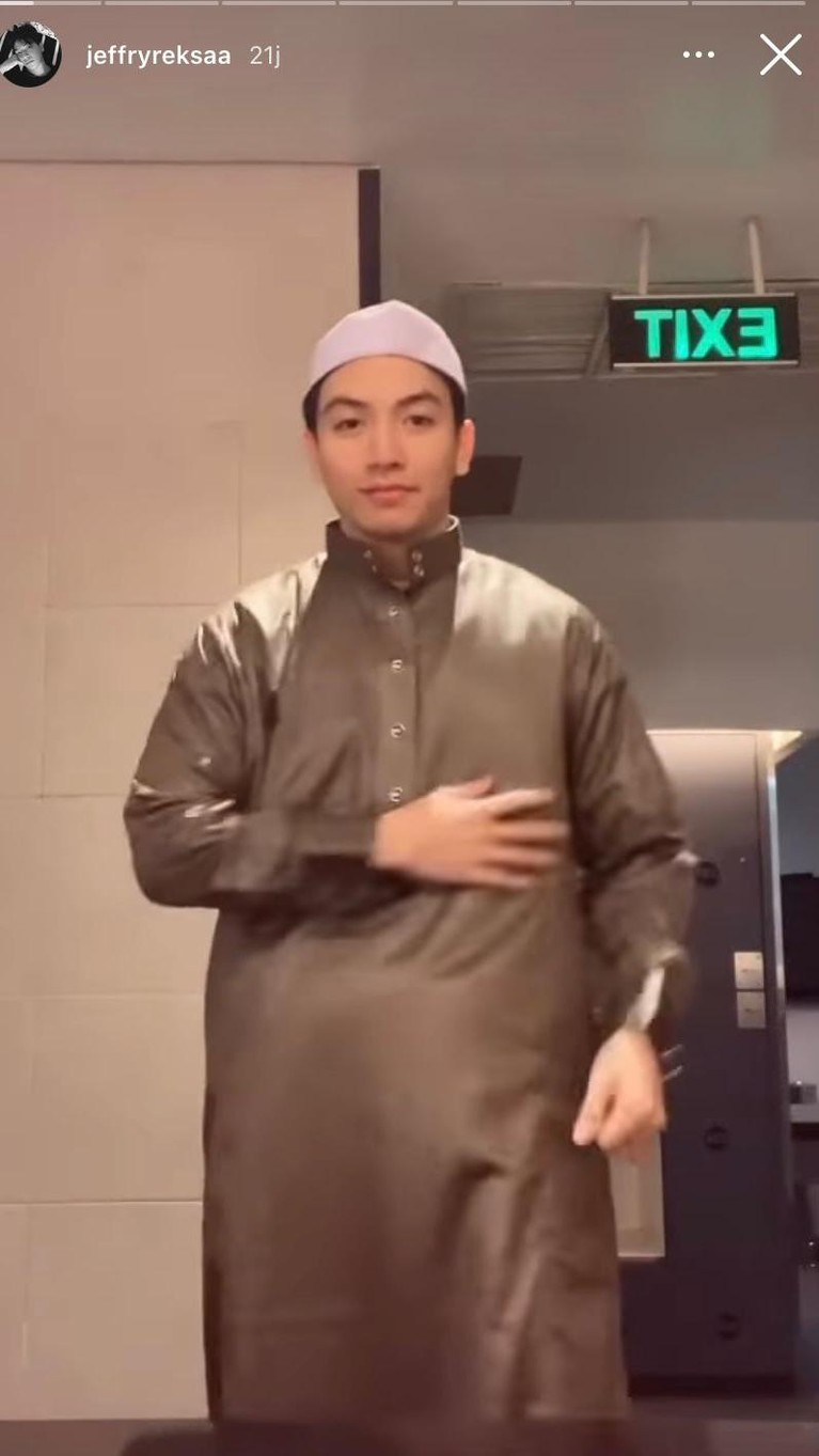 Jeffry Reksa Potret Jeffry Reksa pakai peci disebut mualaf