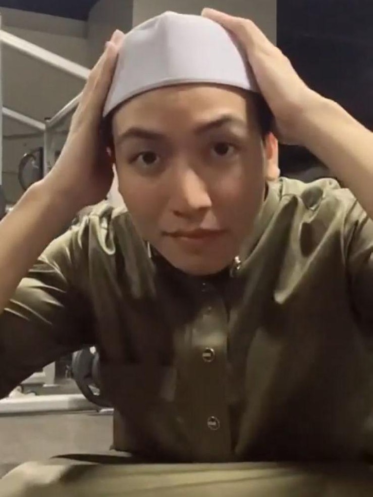Jeffry Reksa Potret Jeffry Reksa pakai peci disebut mualaf