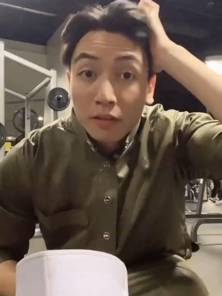 Jeffry Reksa Potret Jeffry Reksa pakai peci disebut mualaf