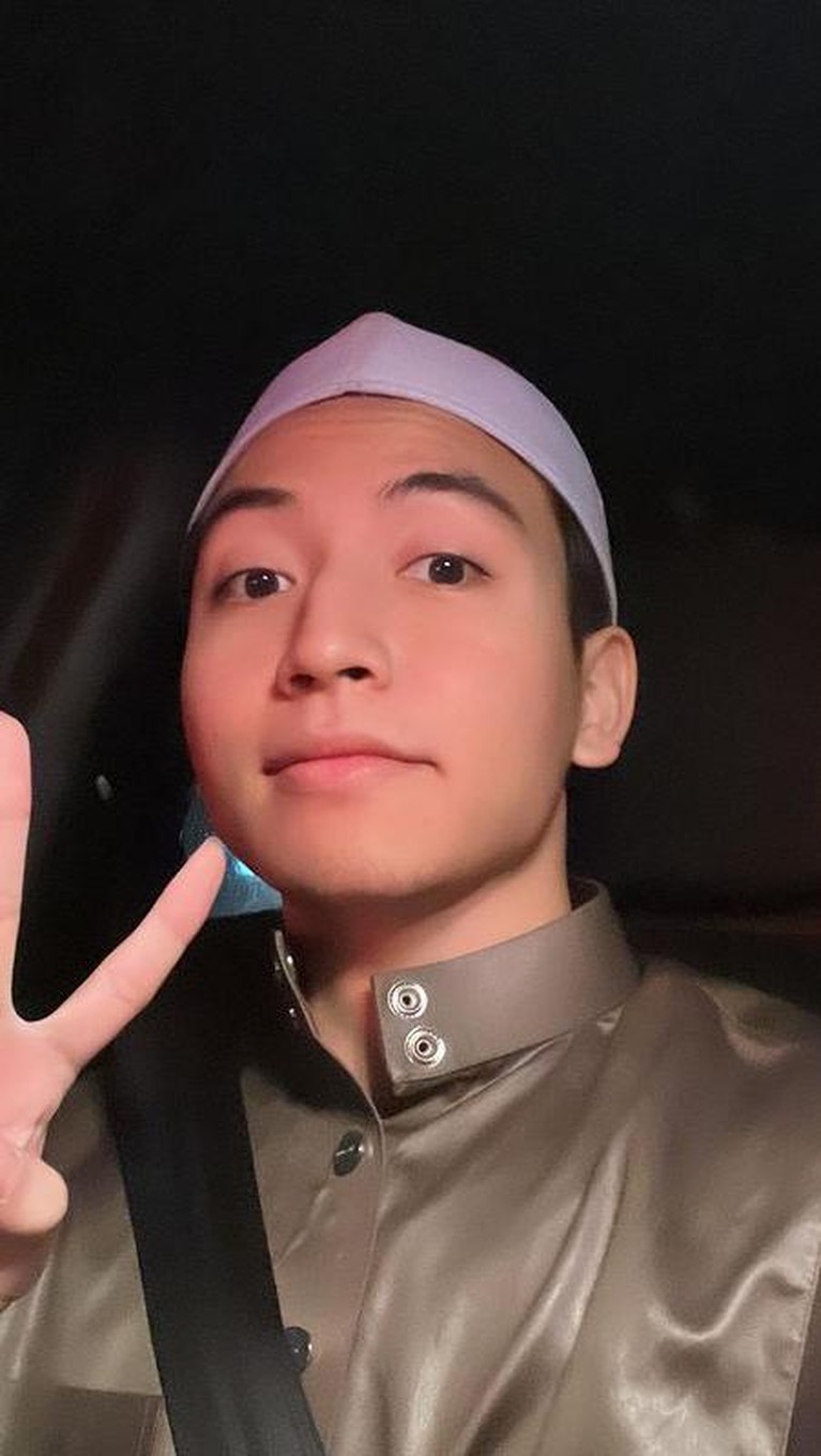 Jeffry Reksa Potret Jeffry Reksa pakai peci disebut mualaf