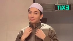 img-title 7 Potret Jeffry Reksa Pakai Baju Muslim & Peci Disebut Mualaf demi Putri Delina