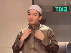 7 Potret Jeffry Reksa Pakai Baju Muslim & Peci Disebut Mualaf demi Putri Delina