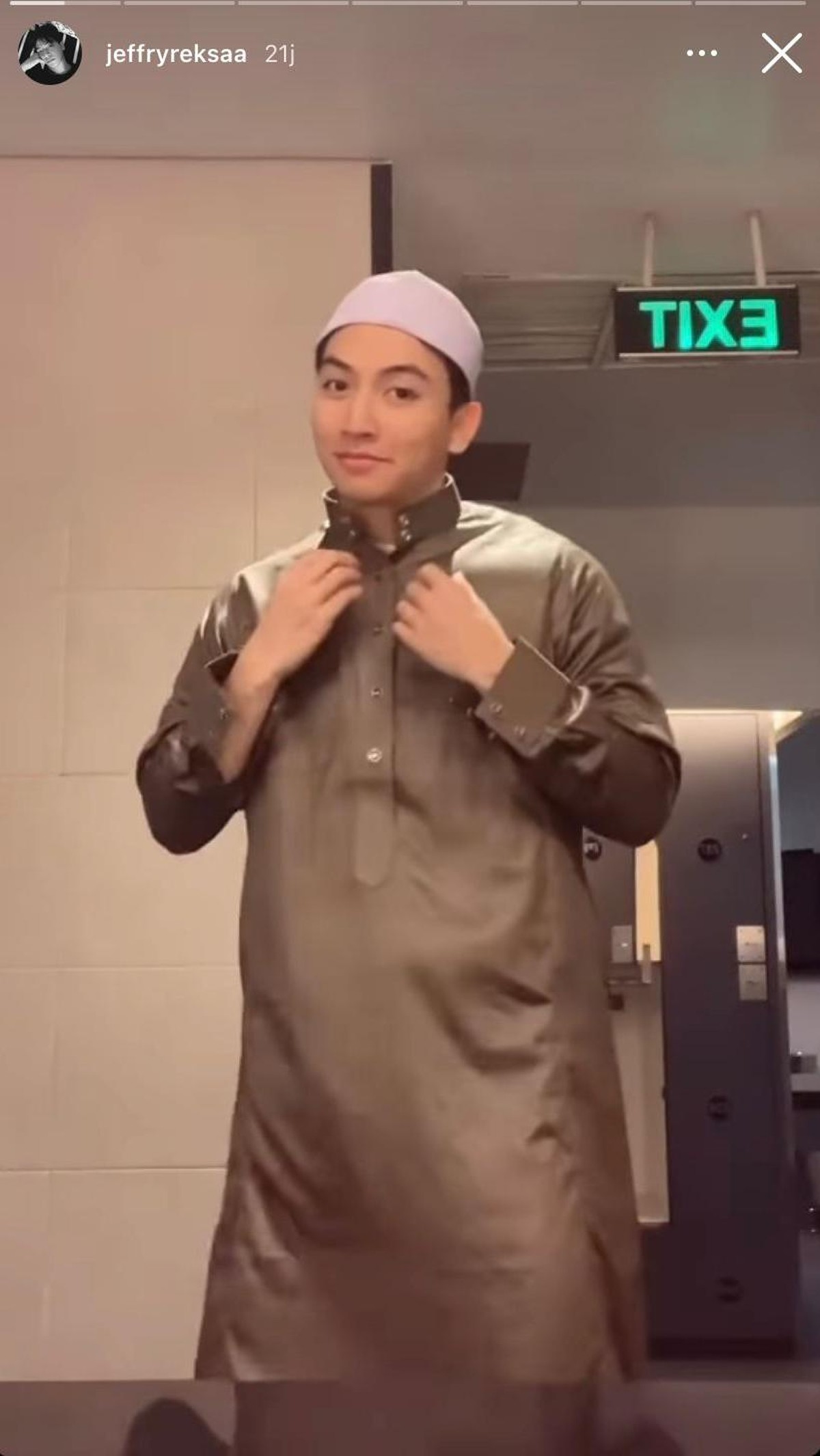 Potret Jeffry Reksa pakai peci disebut mualaf