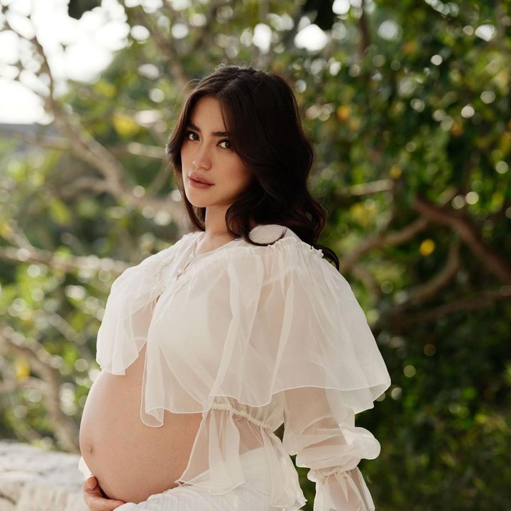 <p>Kehamilan Jessica Iskandar sudah memasuk usia 7 bulan, Bunda. (Foto: Instagram @inijedar)<br /><br /><br /></p>
