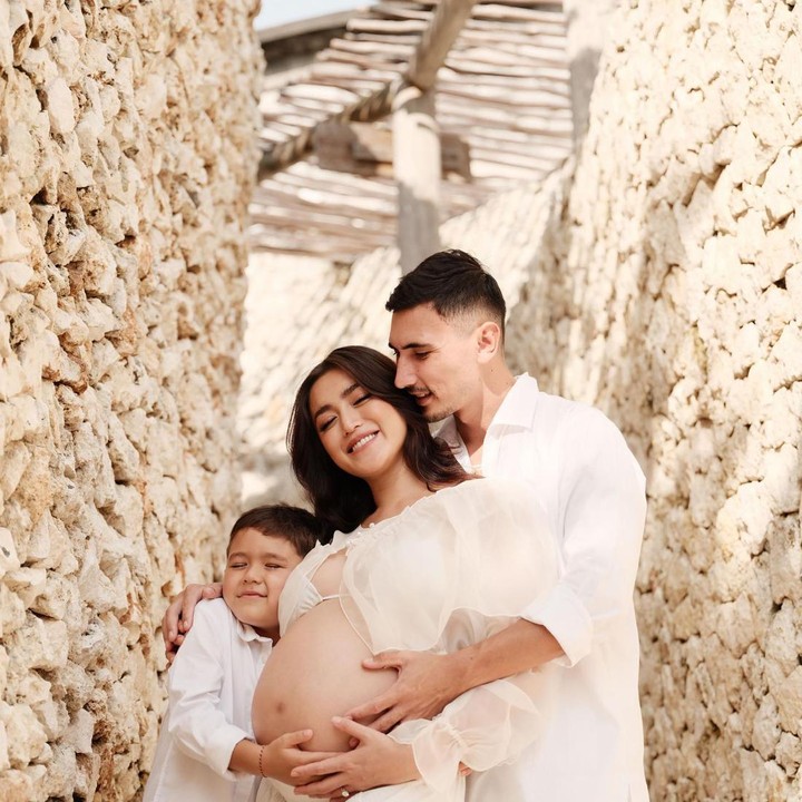 <p>Belum lama ini, istri Vincent Verhaag tersebut tambil memukau dengan baby bump-nya dalam sesi maternity shoot. (Foto: Instagram @inijedar)<br /><br /><br /></p>