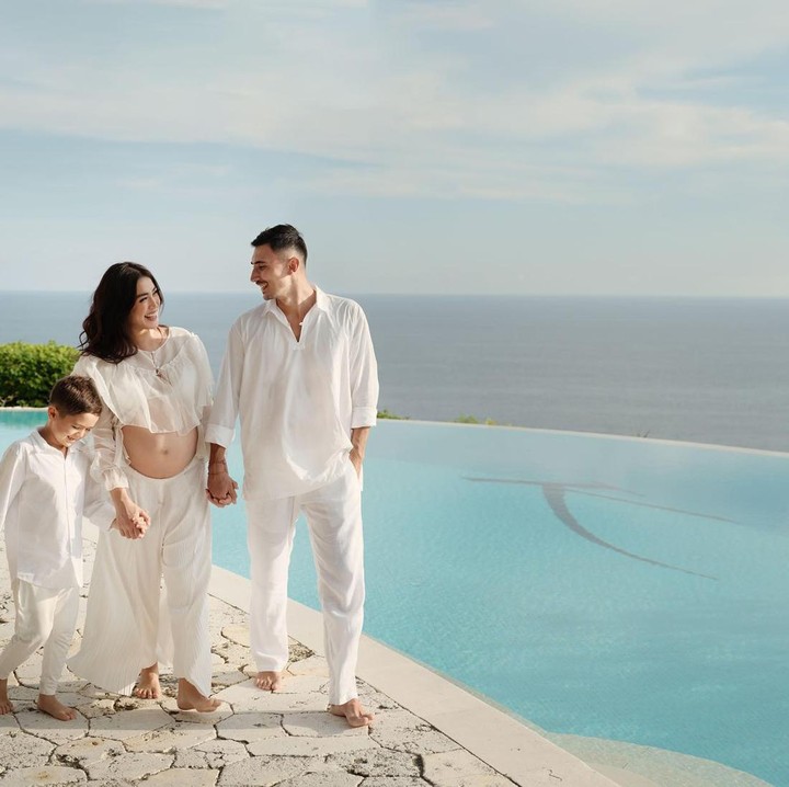 <p>Potret yang ia bagikan di Instagram memiliki dua tema. Selain pakai baju serba putih bersama suami dan anak, ia juga tampil bak Ratu Cleopatra. (Foto: Instagram @inijedar)<br /><br /><br /></p>