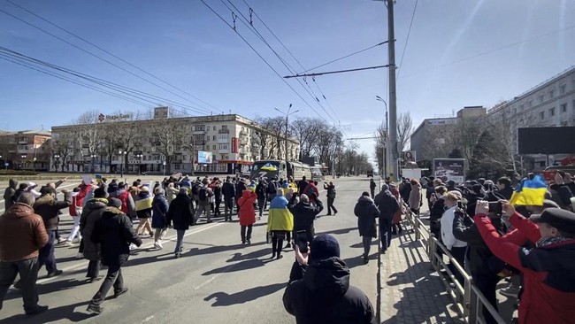 Pemerintah baru Kherson, Ukraina, yang ditunjuk Kremlin bakal menawarkan paspor Rusia kepada warga kota itu yang menginginkannya mulai akhir 2022.