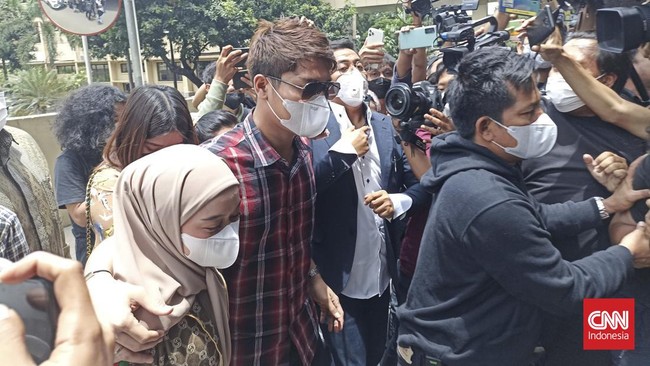 Selama dua jam diperiksa di Bareskrim, Rizky Billar mengatakan dirinya dicecar oleh penyidik kepolisian sekitar 19 pertanyaan.
