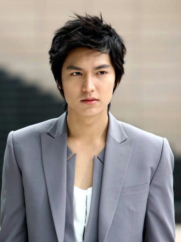 Meninggalkan gaya rambut ikal, sang aktor tampil dengan rambut lurus dengan sedikit konsep 'messy hair' melalui perannya di drama Personal Taste (2010)./ Foto: imdb.com