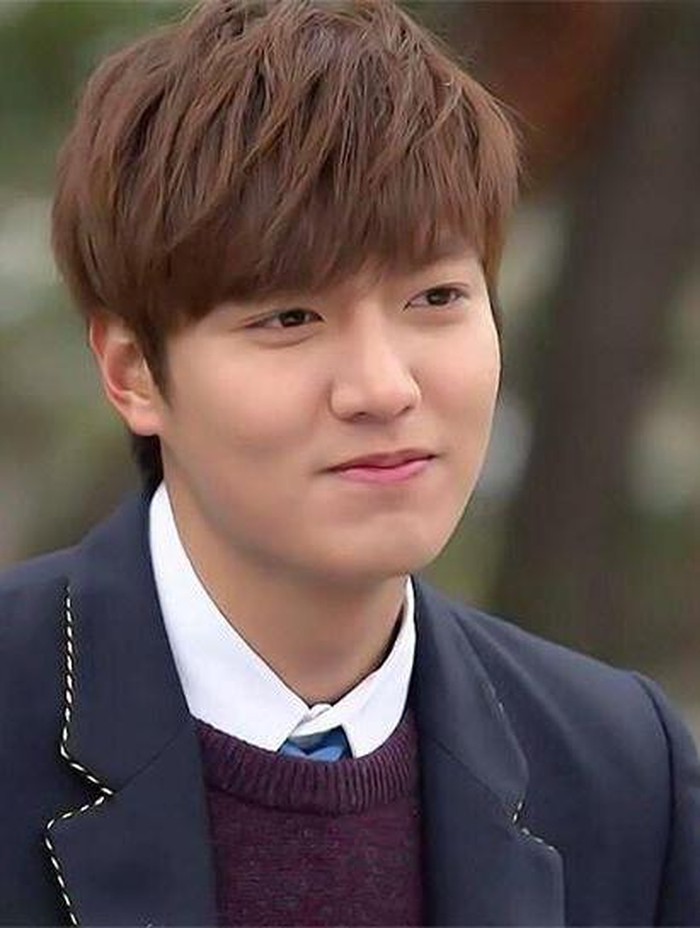 Di drama The Heirs (2013), sang aktor tampil dengan rambut cokelat kemerahan dengan tampilan poni depan. Dengan gaya rambut yang satu ini, Lee Min Ho terlihat manis ya, Beauties!/ Foto: twitter.com/MisterLeeMinho