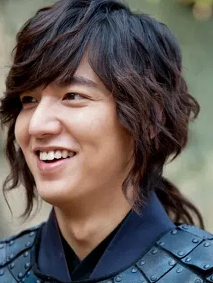 Siapa yang belum pernah melihat Lee Min Ho dengan rambut gondrong? Kamu bisa menyaksikannya melalui drama kolosal Faith (2012). Ia menggunakan rambut sambungan untuk tampil dengan rambut gondrong./ Foto: hancinema.net