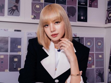 img-title Gagal Pole Dance di Konser karena Cedera Leher, Lisa BLACKPINK Minta Maaf